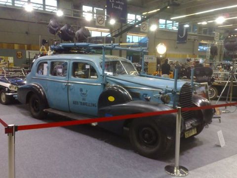 1991 Ford LTD Crown Victoria - Cadillac 1936 travelling car
