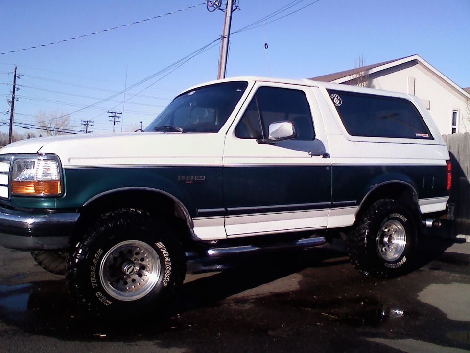 1996 Ford Bronco 3/4 front view, white and dark green two-tone