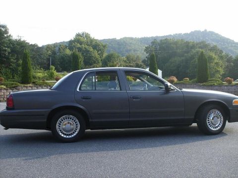 2000 Ford Crown Victoria photo