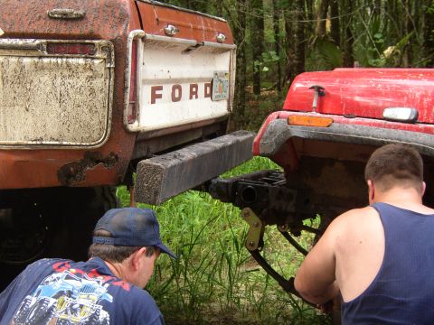 1991 Ford Bronco - A Ford with airbag suspension lifting up a broken jeep on the trail. It broke a front axel u-joint. Check out claycounty4x4.com to see more…