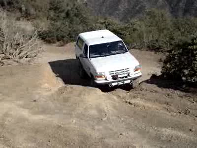 1996 Ford Bronco - Some 3 wheeling on Main Divide
