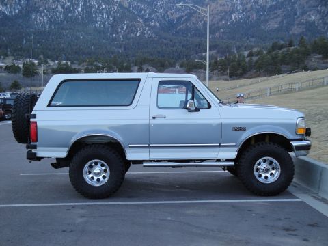 1995 Ford Bronco - This Ford Bronco appears to be from the early to mid-1990s, not a 1995 model.