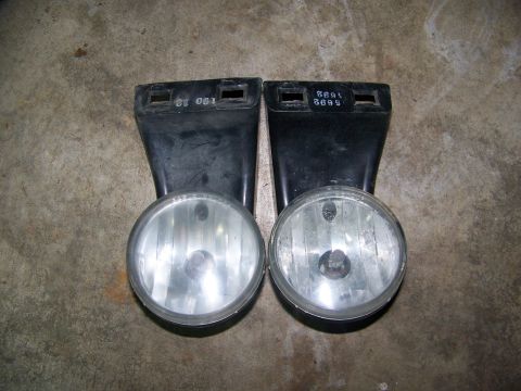 2001 Dodge 1500 - Two fog lights are shown, each with a black mounting bracket. Part numbers are visible on the brackets.