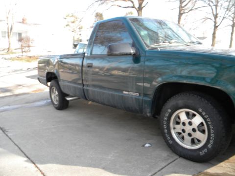 1995 GMC Sierra 1500 - Side view of a green 1995 GMC Sierra 1500 pickup truck.