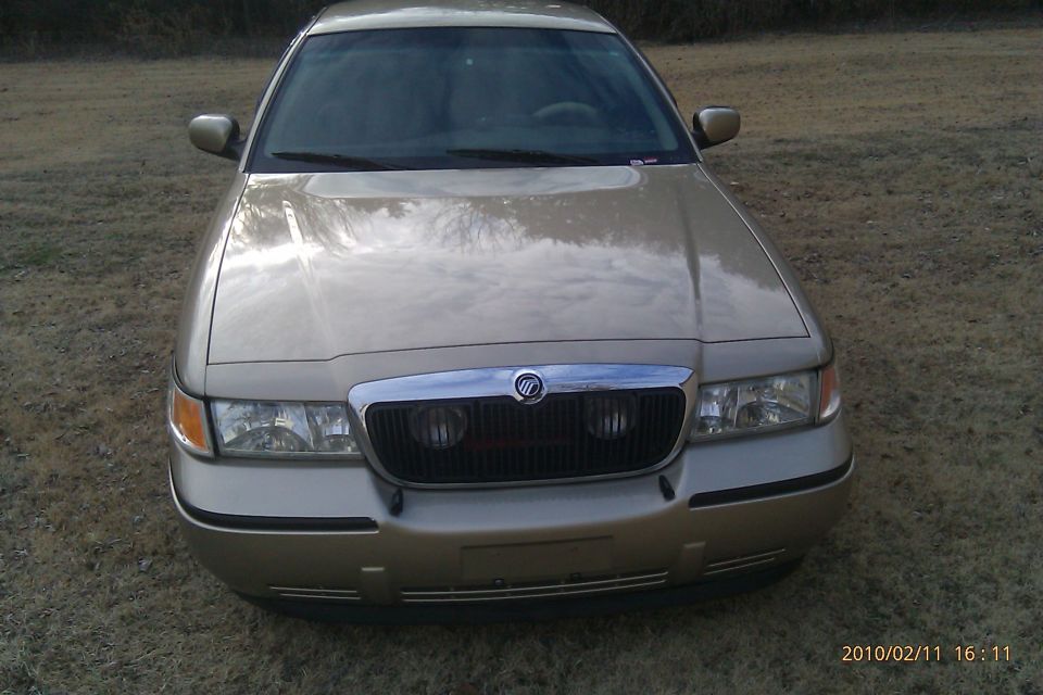 2000 Mercury Grand Marquis front end with chrome grille and headlights