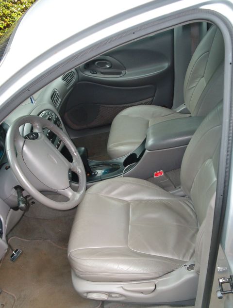 1998 Ford Taurus - Interior view of a 1998 Ford Taurus, its leather seats and dashboard details.