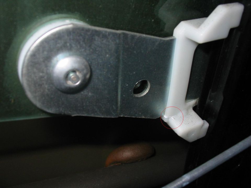Door window regulator mechanism with white plastic clip and metal bracket