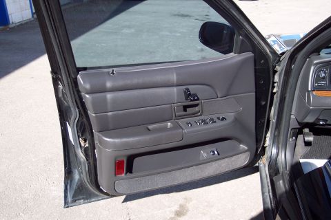2001 Ford Crown Victoria - Interior view of a 2001 Ford Crown Victoria's driver's side door panel.
