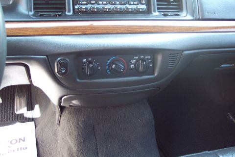 2001 Ford Crown Victoria - The climate control knobs and radio are visible in the dashboard of this 2001 Ford Crown Victoria.