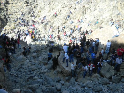 1997 Ford Ranger - Spectators watch an off-road buggy traverse a challenging rocky course.