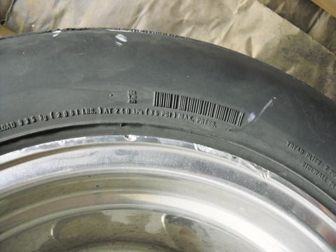 1991 Ford Bronco - Tire sidewall displays load capacity of 935 kg and max pressure of 240 kPa (35 PSI).