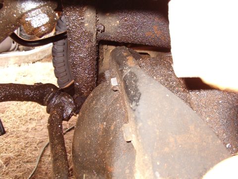 1993 Ford Bronco - With the new radius arm installed, the axle beam is touching the crossmember, indicating that it's bent, and has to be replaced. [url=http:…