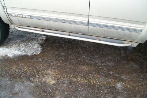 2000 Chevrolet Tahoe - Side profile of a 2000 Chevrolet Tahoe, highlighting its running boards and body molding.