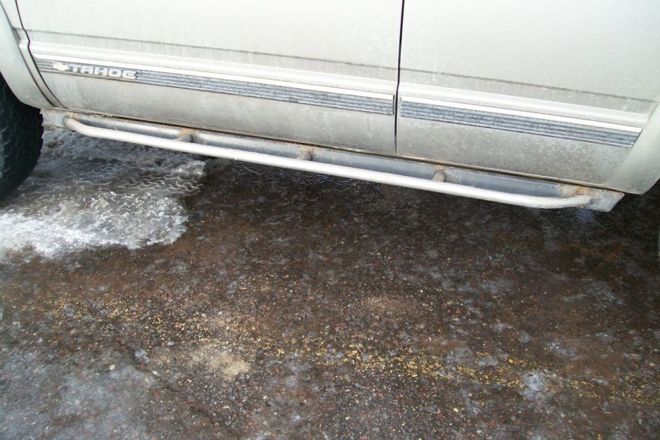 2000 Chevrolet Tahoe side view showing running boards and body trim