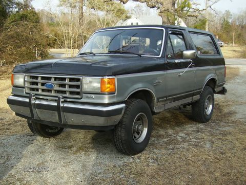 1988 Ford Bronco - My 88 XLT. 95 5.0 engine with a Lincoln roller cam, Flowmaster exhaust and 31x10.50's