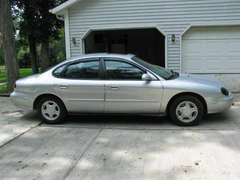 1997 Ford Taurus - A sideshot taken with the new Canon!