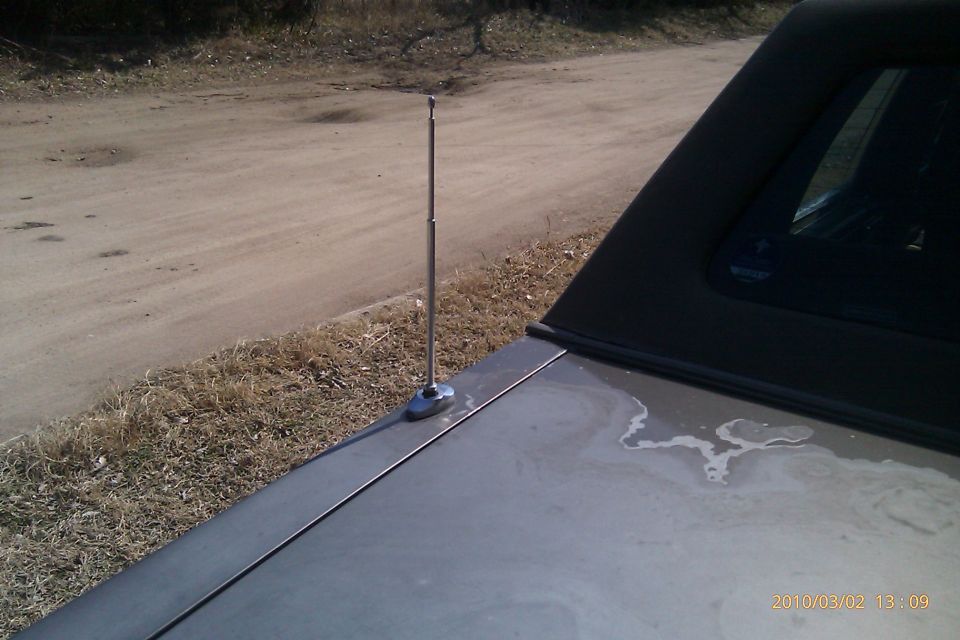 Retractable antenna on the trunk lid of a 2000 Mercury Grand Marquis