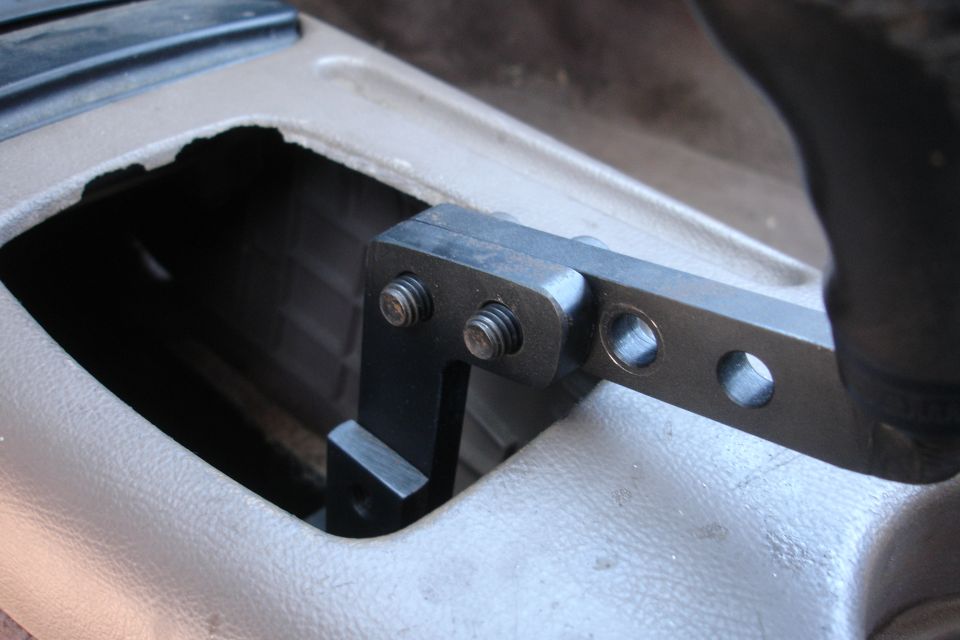 Short shifter mechanism installed in center console