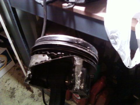 1980 Ford Bronco - Piston skirt snapped off on both sides, on this side right up to the oil ring.