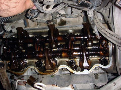 2000 Mitsubishi Montero - Engine valve train components, showing oil residue.