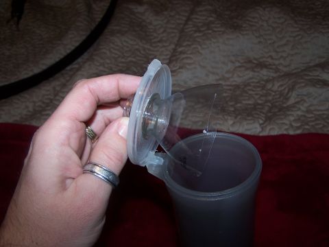 1986 Ford Bronco - A hand holds a broken plastic cap over a container, with a Supermotors.net watermark visible.
