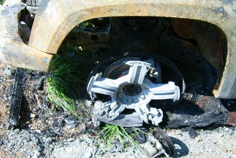 1981 Toyota Hilux - The wheel and fender of a severely damaged vehicle are visible, with a watermark for Supermotors.net.