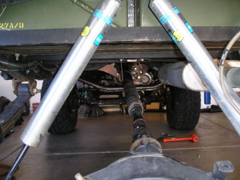 1986 Toyota Hilux - The underside of a vehicle is shown, focusing on the drivetrain and suspension components.
