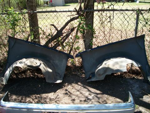 1990 Ford Explorer - Fenders with inner fender wells.