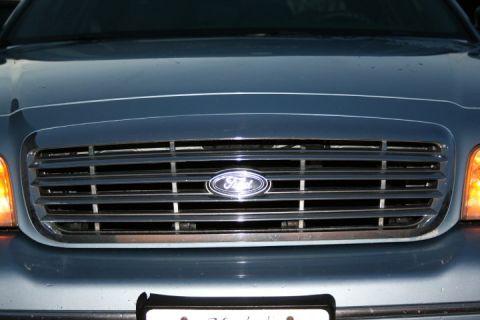 1999 Ford Crown Victoria - The front grille of a blue 1999 Ford Crown Victoria, the Ford emblem.