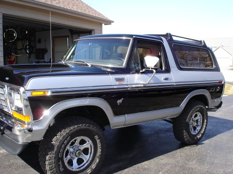 1979 Ford Bronco - This 1979 Ford Bronco features a two-tone paint scheme and aftermarket wheels.