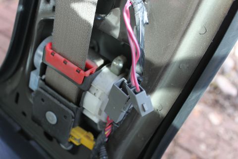 2007 Ford Crown Victoria - connect this and both rear windows should work using the rear power window swiches.