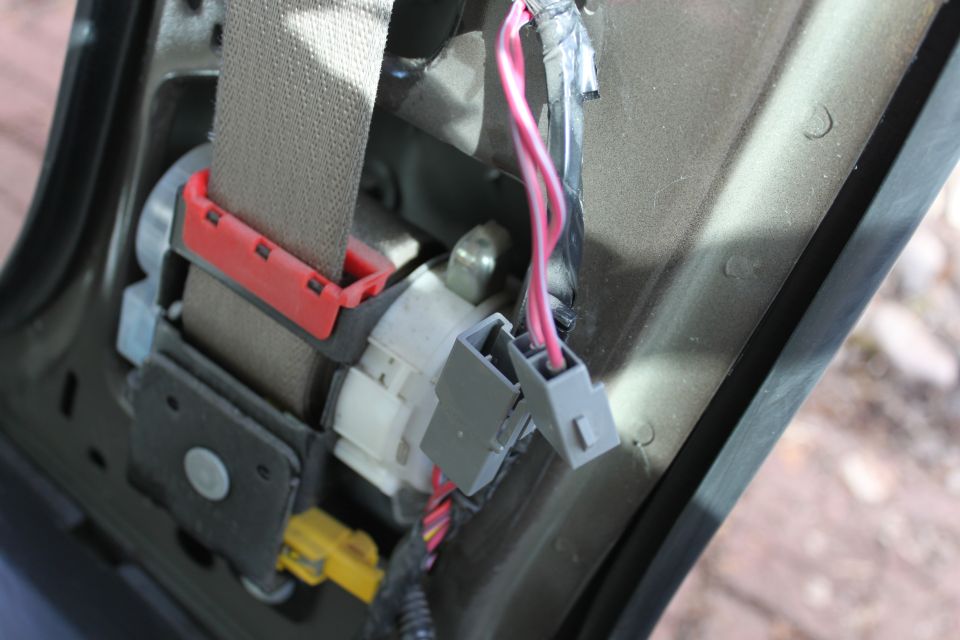 connect this and both rear windows should work using the rear power window swiches.
