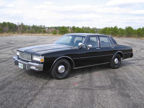 1991 Ford LTD Crown Victoria - This black sedan's grille and body style suggest an earlier model year than claimed.