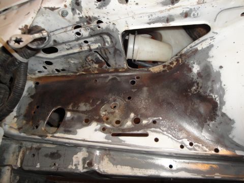 1989 Ford Taurus - The engine bay shows extensive rust and metal degradation, indicating a need for repair.