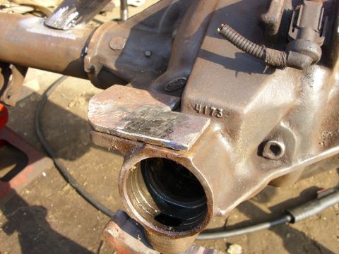 1995 Ford F-150 - Close-up of a differential housing showing a welded bracket and stamped part number 4173.