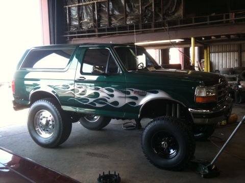 1995 Ford Bronco - 42s on rear 35s on front