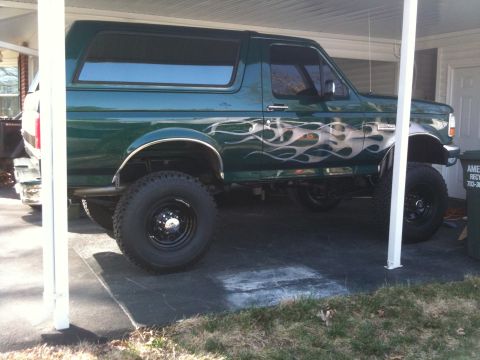 1995 Ford Bronco - 35s from right
