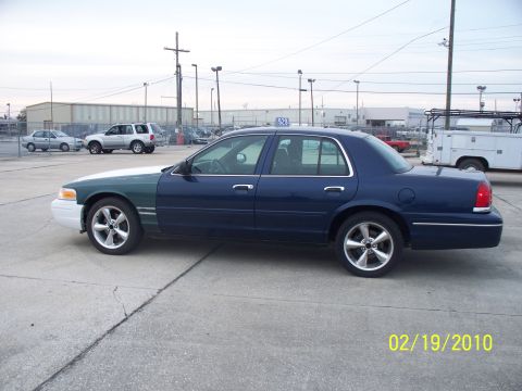 2005 Ford Crown Victoria - This 2005 Ford Crown Victoria is seen from the side, a two-tone paint job on the front.