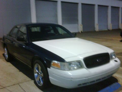 2005 Ford Crown Victoria - Front view of a 2005 Ford Crown Victoria with a two-tone paint scheme.