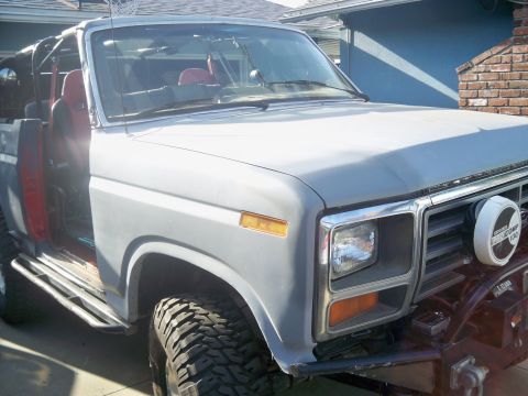 1985 Ford Bronco - This Ford Bronco appears to be from the 1980-1986 generation, not a 1985 model.