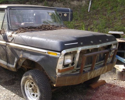 1978 Ford Bronco - As it was, towed to a buddies driveway. blown front diff, no starter cylenoid or radiator hoses, no rear driveshaft installed