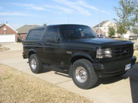 1996 Ford Bronco - This is the Bronco before applying Penetrol to the roof.