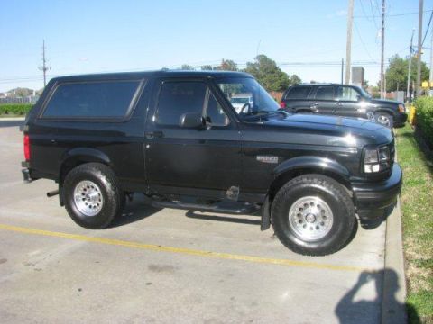 1996 Ford Bronco - This is the Bronco after applying Penetrol to the roof - nice!!