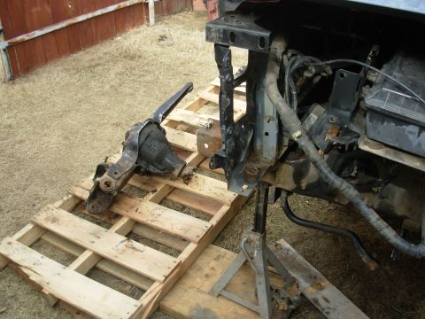 1993 Ford Bronco - While it was bare, I washed the axle beam, but I didn't take the diff with me, so it's still filthy. I put the Bronco's original diff back…