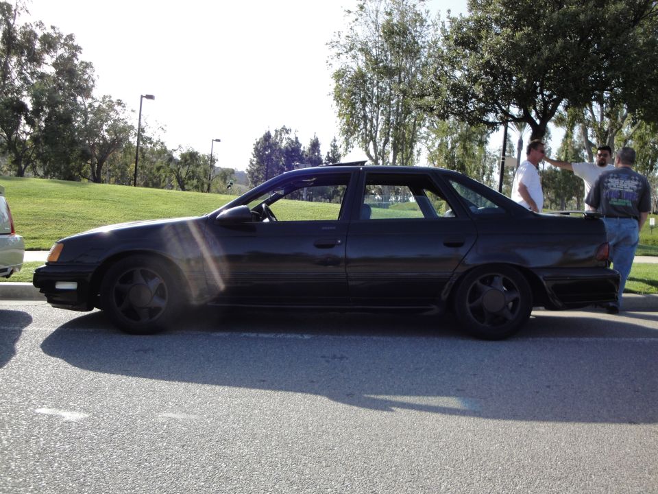 Black 1995 Ford Taurus sedan, side view