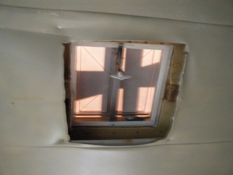 1981 Ford E350 - Ceiling vent with sunlight filtering through the louvers.