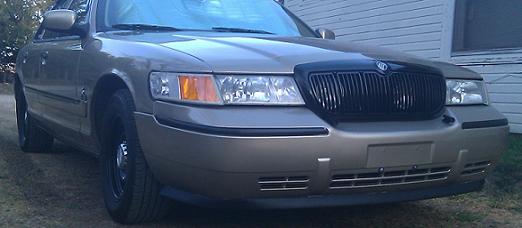 Gold 2000 Mercury Grand Marquis 3q-front view with black grille