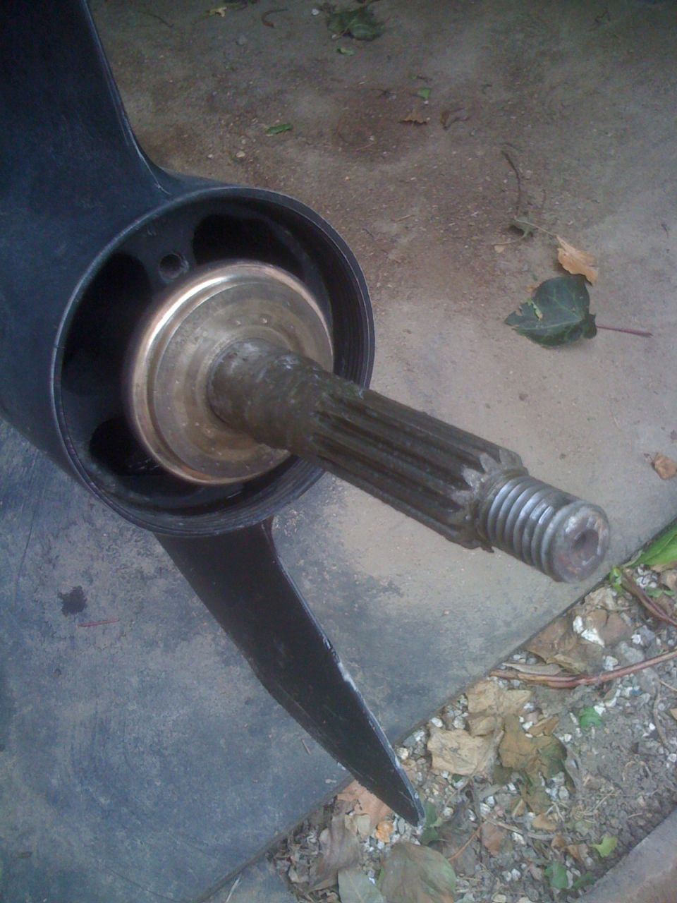 Boat propeller shaft with splines and threads