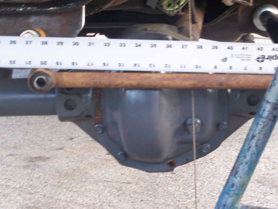 Rear axle differential cover with a ruler measuring its width