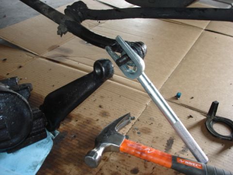 1992 Ford Bronco - A view of the undercarriage, focusing on the differential and suspension components, with a Supermotors.net logo in the corner.
